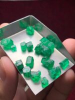 Discovering a 42 Carat Swat Emerald Rough: Sizes, Potential and Insights - Image 5