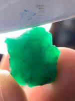 Discover the Awe-Inspiring 34.90ct Emerald Crystal: A Giant in the World of Gemstones - Image 4