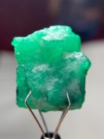 Discover the Awe-Inspiring 34.90ct Emerald Crystal: A Giant in the World of Gemstones - Image 9