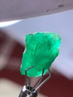 6.91 ct Swat Emerald Crystal – A Gemstone Treasure from Pakistan - Image 4