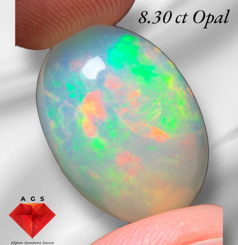 8.30 8.30 Carat Natural White Opal from Ethiopia – A True Gemstone Masterpiece - Image 1