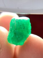 7.05ct Swat Emerald Crystal: Vibrant Green Beauty from Pakistan - Image 5