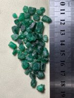 Swat Emerald Showcase: Stunning 86.65 Carat Lot of Natural Green Crystals - Image 2