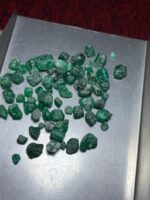 Swat Emerald Showcase: Stunning 86.65 Carat Lot of Natural Green Crystals - Image 3
