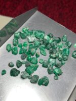 Swat Emerald Showcase: Stunning 86.65 Carat Lot of Natural Green Crystals - Image 5