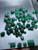 Swat Emerald Showcase: Stunning 86.65 Carat Lot of Natural Green Crystals - Image 7