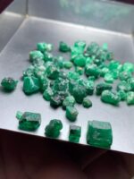 Swat Emerald Showcase: Stunning 86.65 Carat Lot of Natural Green Crystals - Image 8