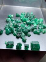 Swat Emerald Showcase: Stunning 86.65 Carat Lot of Natural Green Crystals - Image 9