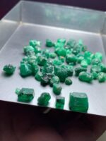 Swat Emerald Showcase: Stunning 86.65 Carat Lot of Natural Green Crystals - Image 10