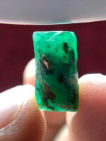 8.77ct Swat Emerald Crystal: A Bold Natural Statement in Green - Image 5
