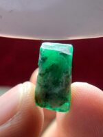 8.77ct Swat Emerald Crystal: A Bold Natural Statement in Green - Image 7