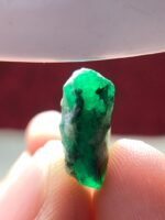 8.77ct Swat Emerald Crystal: A Bold Natural Statement in Green - Image 9