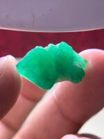14.37ct Swat Emerald Crystal – Vivid Color, Elegant Shape, 100% Natural - Image 2