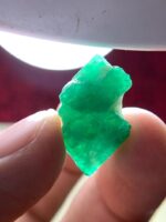 14.37ct Swat Emerald Crystal – Vivid Color, Elegant Shape, 100% Natural - Image 4