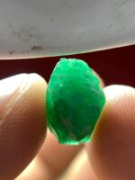 Majestic Green: The 7.20ct Emerald Crystal from Swat Valley - Image 9