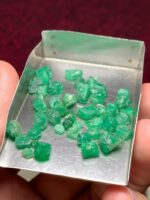 35.25ct Swat Emerald Rough Lot: Pure Green Potential from Pakistan’s Gem Valley - Image 4