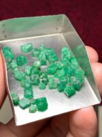 35.25ct Swat Emerald Rough Lot: Pure Green Potential from Pakistan’s Gem Valley - Image 8