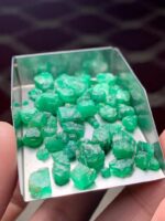 A Bold Statement in Green: 62.50 Carat Swat Emerald Rough Lot - Image 3