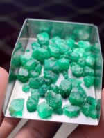 A Bold Statement in Green: 62.50 Carat Swat Emerald Rough Lot - Image 5
