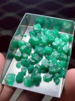 A Bold Statement in Green: 62.50 Carat Swat Emerald Rough Lot - Image 8