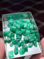 A Bold Statement in Green: 62.50 Carat Swat Emerald Rough Lot - Image 9