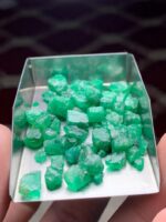 A Bold Statement in Green: 62.50 Carat Swat Emerald Rough Lot - Image 10