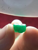 4.70ct Swat Emerald Crystal: Vibrant Green Gemstone with Strong Natural Form - Image 3