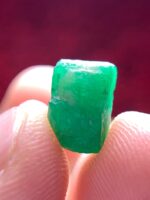 4.70ct Swat Emerald Crystal: Vibrant Green Gemstone with Strong Natural Form - Image 4