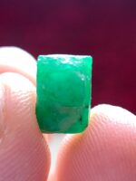 4.70ct Swat Emerald Crystal: Vibrant Green Gemstone with Strong Natural Form - Image 5
