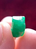 4.70ct Swat Emerald Crystal: Vibrant Green Gemstone with Strong Natural Form - Image 6