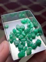 42.55 ct Swat Emerald Rough Lot – Compact Crystals with Strong Presence - Image 3