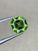 15.50 Carat Peridot Gemstone: Trillion, Emerald, Cushion Cut - Image 4