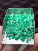 Compact Power: 64.05 ct Emerald Rough Lot from Swat Valley - Image 8