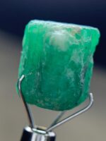 14.65ct Swat Emerald Crystal: Vibrant Natural Beauty in 11x15x10mm - Image 3