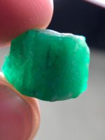 14.65ct Swat Emerald Crystal: Vibrant Natural Beauty in 11x15x10mm - Image 5