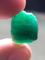 14.65ct Swat Emerald Crystal: Vibrant Natural Beauty in 11x15x10mm - Image 6