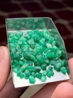 Compact yet Striking: 61.50ct Swat Emerald Rough - Image 2