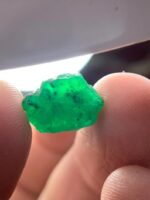 9.41 ct Swat Emerald Crystal – Vivid Green Elegance in Natural Form - Image 3
