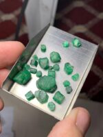Unearthing Nature’s Treasure: A 35.68 ct Rough Emerald Lot from Swat - Image 5