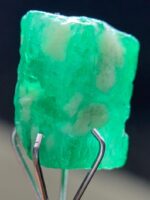 7.49ct Swat Emerald Crystal: Vivid Green Gemstone - Image 2