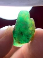 Impressive Grandeur: 12.65 Carat Emerald Crystal from Swat - Image 2