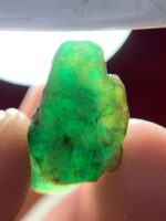 Impressive Grandeur: 12.65 Carat Emerald Crystal from Swat - Image 4