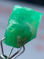 Swat’s Green Flame: 9.58ct Emerald Crystal with Striking Clarity - Image 2