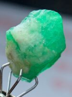Swat’s Green Flame: 9.58ct Emerald Crystal with Striking Clarity - Image 3