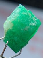 Swat’s Green Flame: 9.58ct Emerald Crystal with Striking Clarity - Image 4