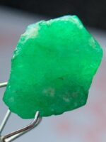 Swat’s Green Flame: 9.58ct Emerald Crystal with Striking Clarity - Image 5