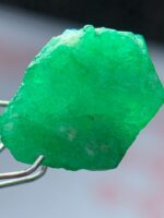 Swat’s Green Flame: 9.58ct Emerald Crystal with Striking Clarity - Image 6