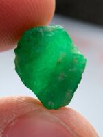 Swat’s Green Flame: 9.58ct Emerald Crystal with Striking Clarity - Image 7
