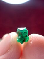 3.26 ct Swat Emerald Crystal — Vibrant Green in a Unique Crystal Form - Image 5