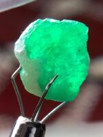 6.64ct Swat Emerald Crystal: Natural Hexagonal Gemstone - Image 10